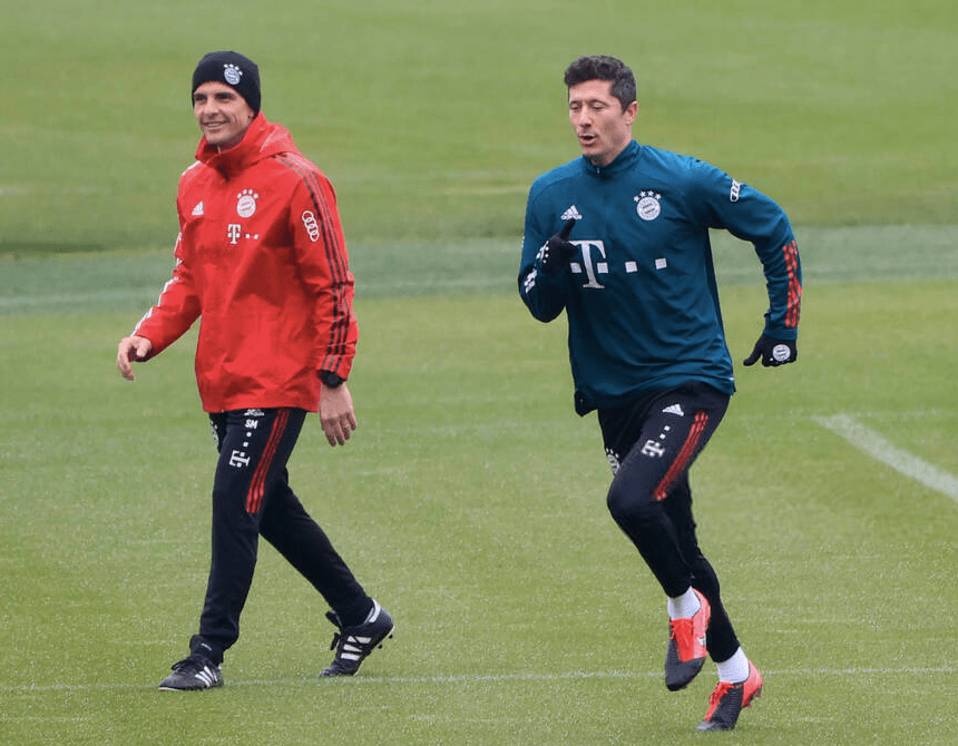 九游娱乐-刚刚！莱万多夫斯基巅峰对决莱万多夫斯基在TL比赛中出色防守，门兴格拉德巴赫关键时刻防线松动的简单介绍-九游娱乐